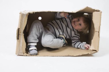 kutuya küçük bir çocuk oturur