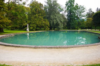 Parkta sarayın Hellbrunn masmavi su ile büyük su birikintisi içinde