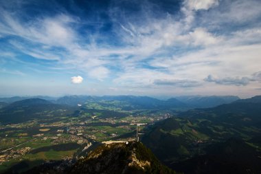Dağlar ve mavi gökyüzünde parlak bir sunn ile güzel manzara