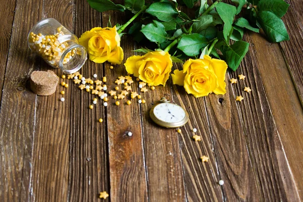 Романтический фон с желтыми розами, лежащими на деревянной доске — стоковое фото