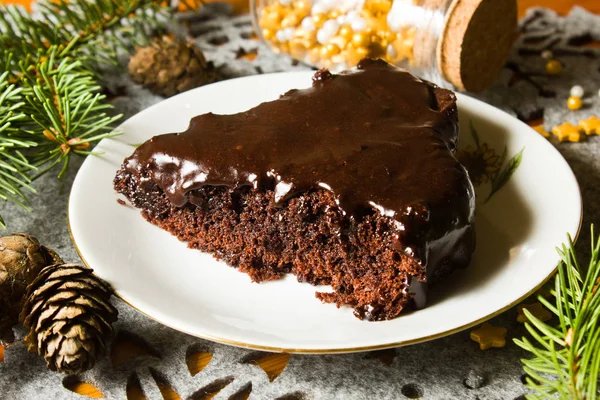 Çikolatalı sırlı brownie kek Noel masa üzerine.