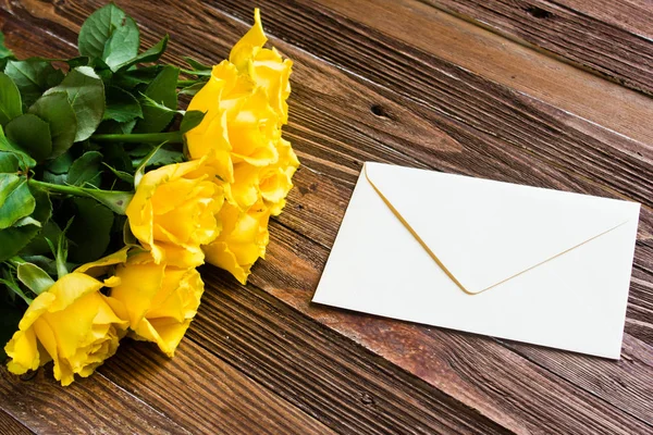 Romantik arka plan üzerinde ahşap tabl yalan Sarı Gül ile