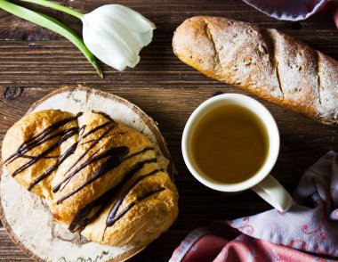 Ana sayfa görünümü ile kahvaltı masasında: hamur işleri ve çay.