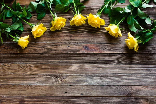Romantik arka plan üzerinde ahşap tabl yalan Sarı Gül ile