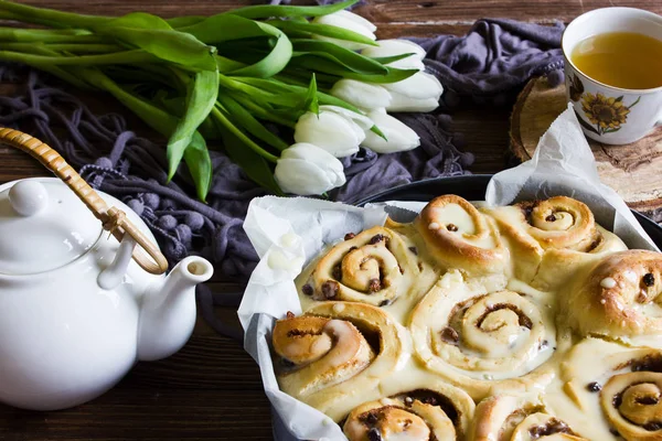 American cinnamon rolls sinabon made at home, lying on a brown w — Stock Photo, Image
