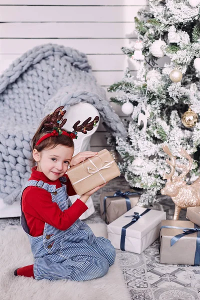 Una Niña Pequeña Sentada Suelo Cerca Del Árbol Año Nuevo —  Fotos de Stock