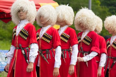 Çerkezce çocuk dansçılar Adygeya Çerkes etnik Festivali Ulusal kostümleri