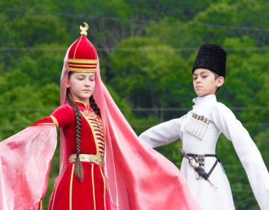 Çerkezce kız ve erkek Adygeya Çerkes etnik Festivali ulusal kostüm