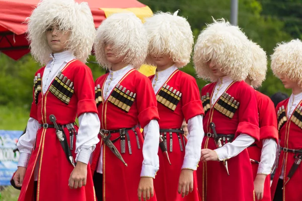 Çerkezce çocuk dansçılar Adygeya Çerkes etnik Festivali Ulusal kostümleri