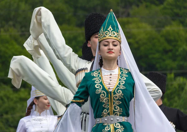 Адигейська юнаків та дівчат в національних костюмах танцюють на Черкеський етнічний фестиваль в горах Адигея — стокове фото