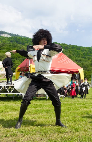 Adyghe etnikai fesztivál a hegyekben Adigeföld tánc cserkesz népviseletet srác — Stock Fotó