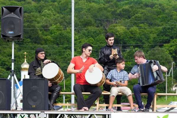 아디게야의 산에서 소수 민족 축제에 녹색 숲의 배경 무대에서 연주 Circassian 국가 의상에서 Adyghe 뮤지컬 앙상블 — 스톡 사진