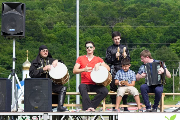 아디게야의 산에 녹색 숲 민족적인 축제의 배경 장면 재생 Circassian 국가 복장의 Adyghe 음악 앙상블 — 스톡 사진