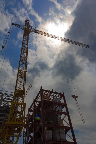 Silhouette of the crane against the sun — Stock Photo, Image