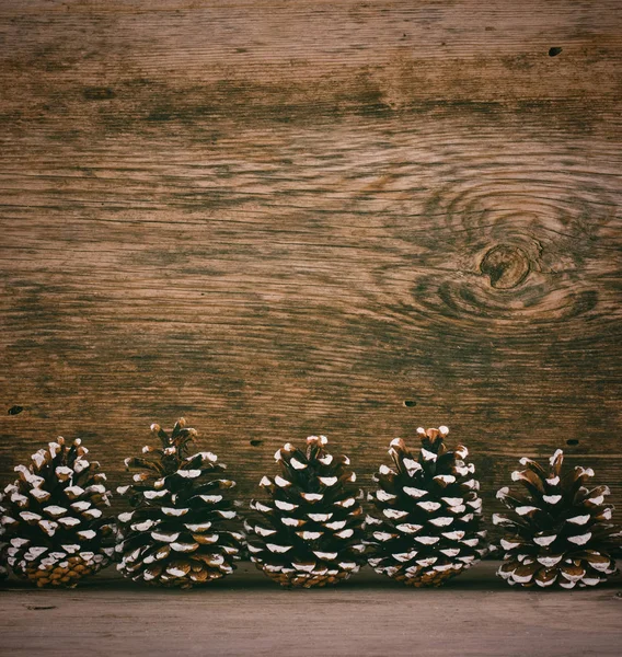 Stare drewniane tła z szyszek jodła. koncepcja Boże Narodzenie, nowy rok. przyciemnione zdjęcie — Zdjęcie stockowe