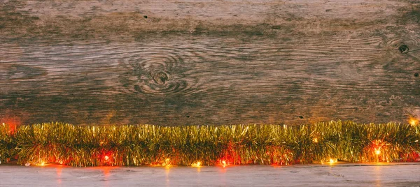 老木背景与金金属丝和花环，文本的空间。新的一年圣诞节的概念。彩色的照片 — 图库照片