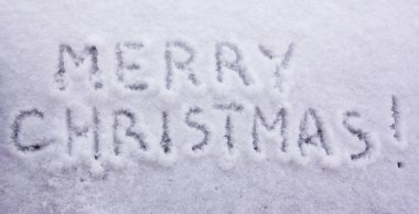 Yazılı neşeli Noel beyaz bir karlı zemin üzerine, yeni yıl kavramı kelime