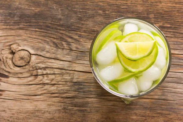 Refrescante limonada con limón verde y vista superior de primer plano de hielo — Foto de Stock