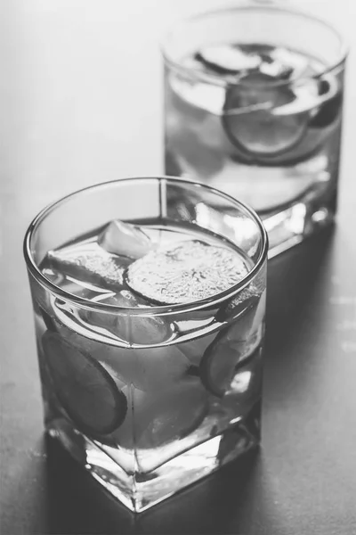 Refrescante cóctel con limón y hielo de cerca, foto en blanco y negro —  Fotos de Stock