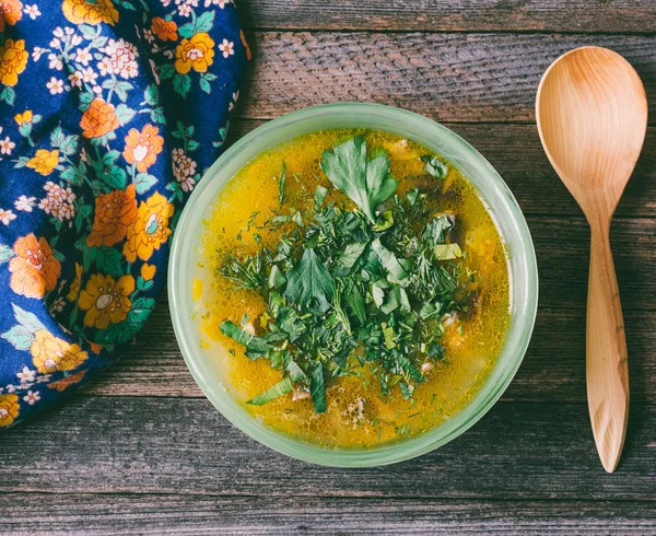 Sopa de verduras con verduras y cuchara de madera en la vieja mesa de madera de cerca, vista superior. foto teñida — Foto de Stock