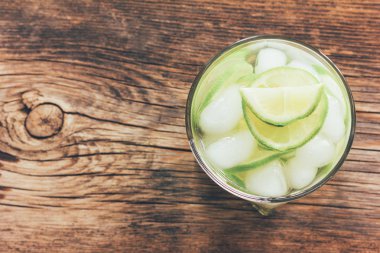 Yeşil limon ve buz yakından görmek fotoğraf tonlama yukarıdan, ferahlatıcı limonata