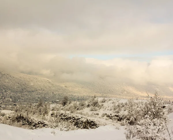 Paysage hivernal. le village sur les collines forestières est couvert par la neige, la faible profondeur du champ — Photo