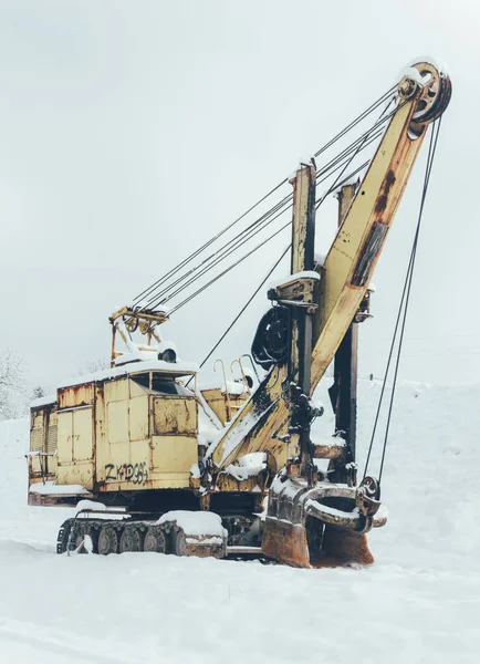 Gamle gule gravemaskiner om vinteren. – stockfoto
