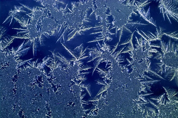 Abstrato textura de fundo dos padrões de gelo em vidro, foto matizada — Fotografia de Stock