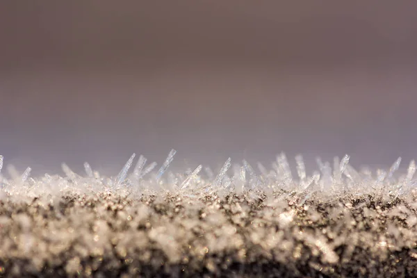 Sfondo invernale con cristalli di ghiaccio scintillanti con spazio copia, macro foto. profondità di campo poco profonda — Foto Stock