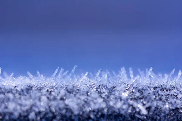 Fundo de inverno com cristais de gelo brilhantes com espaço de cópia, fotos macro. profundidade superficial — Fotografia de Stock