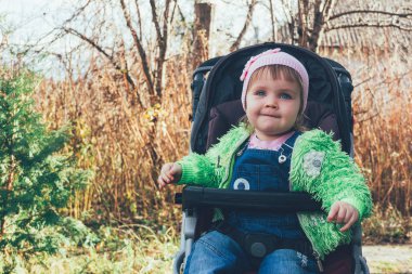 pembe şapka ve yeşil ceket, renkli ph mavi gözlü küçük bir gülümseyen bebek portresi