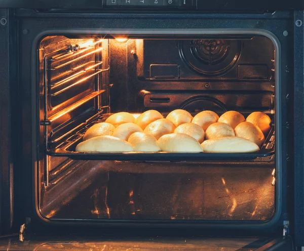 Selbstgebackene Kuchen mit Füllungen, die im Elektroofen zubereitet werden — Stockfoto