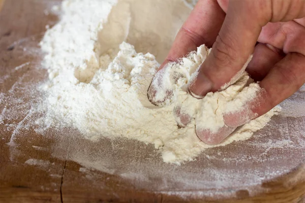 Männliche Finger, die versuchen, das Mehl zu berühren, Nahaufnahme — Stockfoto