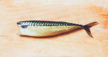 Ahşap kesme tahtası, üstten görünüm yakın çekim kafasız füme uskumru