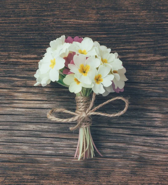 レトロな古いボード上の花サクラソウの花束を着色 — ストック写真