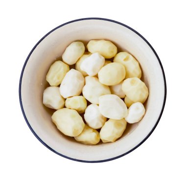 Beyaz arka plan üzerinde üstten görünüm izole ham soyulmuş patates
