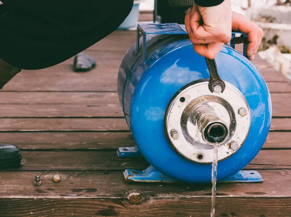 Cerrajero fontanero reparación del tanque de expansión del sistema de agua — Foto de Stock