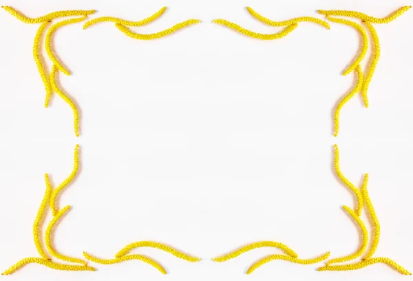 Абстрактна весняна квіткова рамка жовті квіти ліщини на білому тлі з простором для тексту. Плоский прошарок, вид зверху — стокове фото