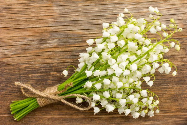 Vintage bukiet dzikich kwiatów, białe pachnące konwalie na stary zbliżenie drewniane deski — Zdjęcie stockowe