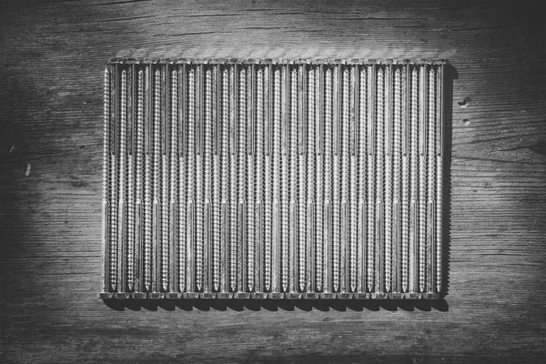 Steampunk pozadí z oceli šrouby na staré dřevěné stodoly desek, černé a bílé fotografie — Stock fotografie