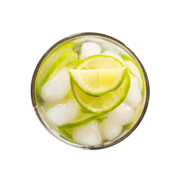 Yeşil limon ve beyaz arka plan üzerinde yakın çekim yukarıdan izole buz canlandırıcı limonata
