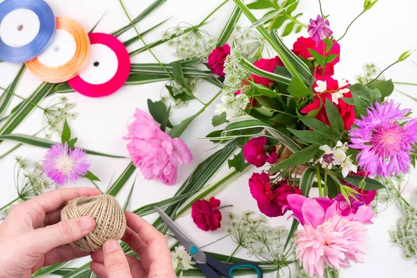 Homem com as mãos para fazer um belo arranjo de flores, o conceito de design de flores, ikebana. vista de cima — Fotografia de Stock