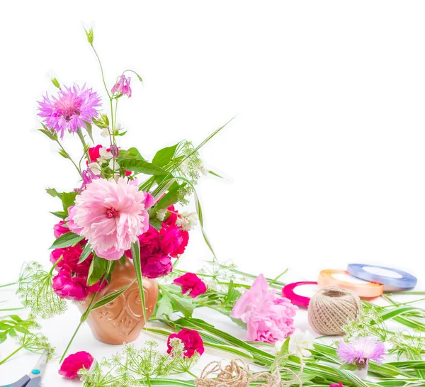 Design floral. beau bouquet de fleurs roses pivoines, bleuets et roses rouges sur fond blanc avec espace pour le texte — Photo