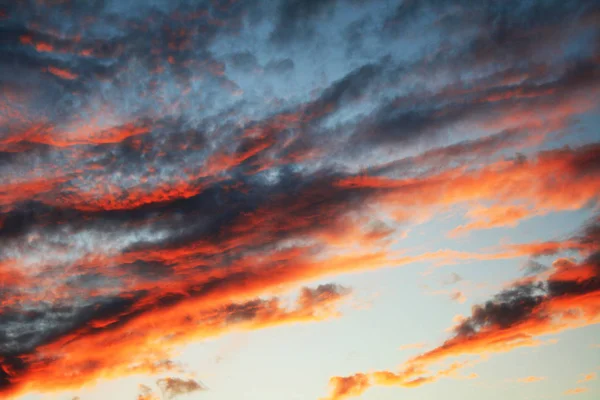 Абстрактный естественный фон с небесным облачным пейзажем на закате — стоковое фото
