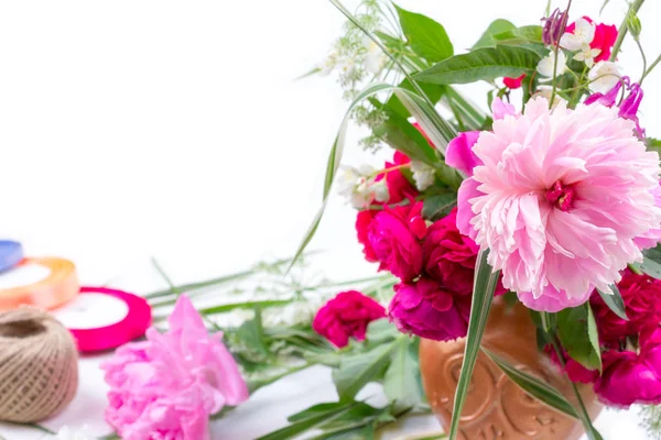 Arrangement floral avec un beau bouquet de fleurs de pivoine rose, de bleuets et de roses rouges sur fond blanc avec espace pour le texte — Photo