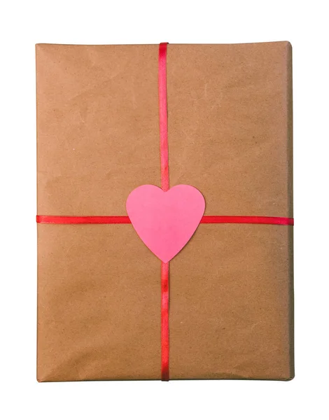 Gift voor de dag van de Valentijnskaart die inpakpapier gebonden met een rood lint met een horen geïsoleerd op witte achtergrond — Stockfoto