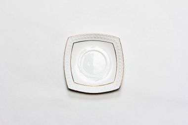 boş beyaz seramik tabak gri bir arka plan düz üzerinde yatıyordu, üstten görünüm