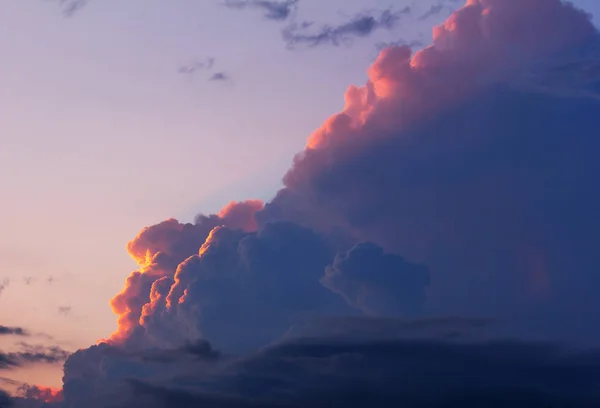 Абстрактный фон, пейзаж с облаками в вечернем небе в лучах заходящего солнца — стоковое фото