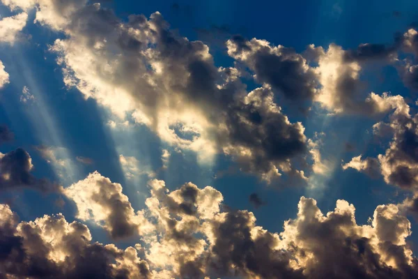 Фон неба с облаками и солнечными дождями — стоковое фото