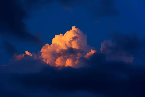 Естественный фон неба с облаками, освещенными последними солнечными лучами на закате — стоковое фото